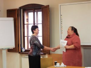 Jaroslava Kmínková přebírá ocenění od ředitelky knihovny Radomíry Kodetové