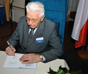 Všichni přítomní mohli na křtu získat také autogram překladatele.
