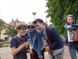 Filmování s vrstevníky je zábava, ale i práce