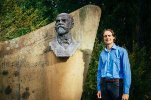 Vojtěch Poláček, ředitel Památníku Antonína Dvořáka. Plastiku ze 60. let v zámeckém parku zdobí Dvořákova busta i notový zápis z předehry opery Rusalka.