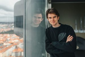 Youtuber Karel Kovy Kovář na Žižkovské věži