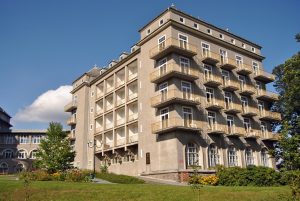 Architektonicky ceněnou je ovšem také jeho přístavba z 20. let od stejného autora.