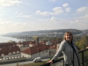 Andrea Kalábová nad Prahou a nad věcí