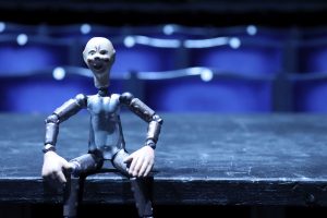 Figurka robota v hledišti Švandova divadla z pozůstalosti Josefa Čapka, která patrně sloužila k propagaci hry R. U. R. jeho bratra Karla