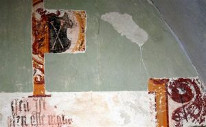 na západní stěně, nad kruchtou byl nalezen německý text doprovázený nahoře erbem Theobalda Höcka, majitele tvrze v letech 1610-1611.(foto R. Lavička, únor 2012)