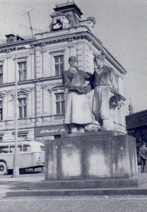 Socha  Sbratření symbolizuje sbratření dělníka s rolníkem; dominovala Kupkovu (kdysi Gottwaldovu) náměstí téměř čtyři desetiletí. V letech 1991-1992 se rozhodovalo o jejím osudu. I to je tématem několika čísel ON.