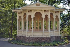 Mezi skvosty lázní patří také  hudební pavilon v tzv. švýcarském stylu.