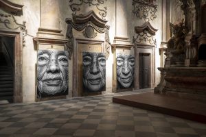 Snímky autorovy matky z cyklu Mater na výstavě Pavel Mára: Site specific