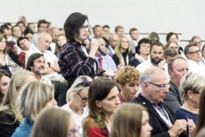 Zcela zaplněný sál Dřevníku v zahradě broumovského kláštera