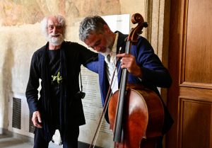 Vernisáž hudebně doprovodil violoncellista Jiří Bárta