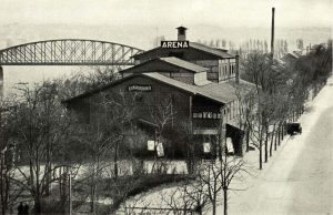 Dnes už neexistující dřevěné divadlo Aréna otevřené Eliškou Peškovou po smrti jejího manžela Pavla Švandy roku 1891.