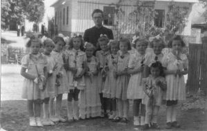 P. V. Matějka s dětmi po prvním sv. přijímání před farou ve Vrbatově Kostelci