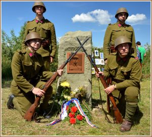 Členové klubu vojenské historie Chotěbuz u obelisku arm.gen.Josefa Šnejdárka