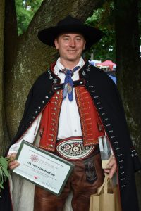 David Adamský, který oživil zaniklou tradici vyšívání pavím brkem do kůže.