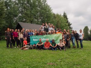 Na 60 dobrovolníků z řad studentů z devíti zemí EU zapojených do projektu Hra o klima se sešlo ve Stožci, aby se podíleli na dobrovolnických pracích při revitalizaci mokřadů a rašelinišť v Národním parku Šumava.