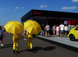 Hostesky ctí barvu svých stájí a jsou všudypřítomné