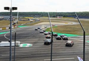 V zatáčkách mění auta rychlost a zvuky motorů vydávají opravdový virbl