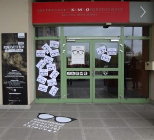 všechny knihovny byly zdařile označeny logem festivalu.
