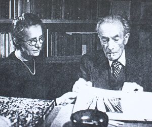 Ludmila Jiroutová a František Kupka při přípravě výstavy v SVU Mánes, listopad 1946