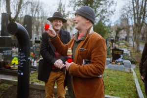 Ze slavnostního odhalení Havlovského Poesiomatu – Ondřej Kobza (v pozadí) a Tomáš Hanák
