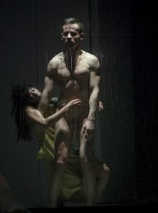 Mezinárodní divadelní studio Farma v jeskyni ‒ Informátoři. Foto Viktor Kronbauer.