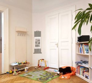Improvizovaný dětský koutek ve Žaloudkově kanceláři