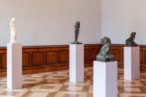 Pohled do expozice Vášeň a ideál / Česká secesní plastika přelomu 19. a 20. století. Foto: Galerie hlavního města Prahy.