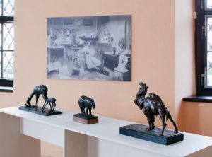 Pohled do expozice Vášeň a ideál / Česká secesní plastika přelomu 19. a 20. století. Foto: Galerie hlavního města Prahy.