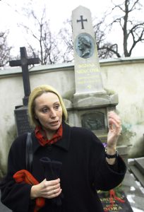 Olga Sommerová u hrobu Boženy Němcové