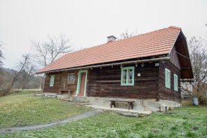 Národní kulturní památník Ploština připomíná vyvraždění stejnojmenné pasekářské osady nacisty na konci 2. světové války za podporu partyzánů.
