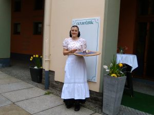 V lužickém kroji budete uvítání i lužickosrbské restaurace Wjelbík v Budyšíně