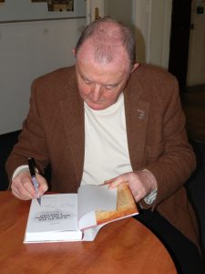 Jan Jelínek při autogramiádě své knihy. Foto Jan Řehounek.