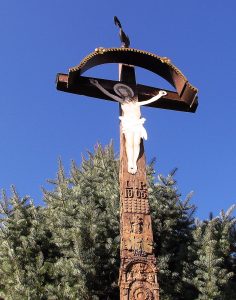 Ježíš Kristus na kříži připomíná člověčí osud  Božího syna