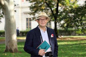 Jiří Peňás s knihou