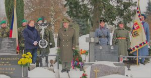 Kladení věnců na hřbitově v Jablunkově, předseda ČsOL jednoty Frýdek-Místek, Petr Majer uprostřed, po jeho pravé straně starosta města Jablunkov pan Jiří Hamrozi