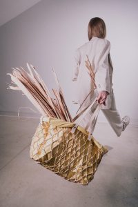 Krásná práce. Nákupní kabela pletená z orobince úzkolistého, design Adam Kvaček, mistryně techniky pletení z orobince Iveta Dandová