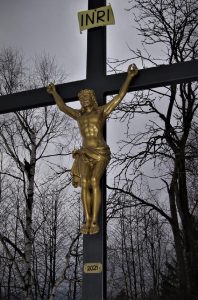 Křížek na Šibeničním vrchu u Kašperských Hor, který byl instalován péčí Emila Kintzla a jeho přátel právě před rokem o Velkonocích 2021.