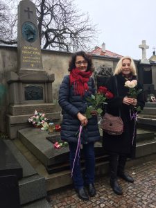 Autorka hudby opery Jsem kněžna bláznů Lenka Nota a autorka libreta Olga Sommerová u hrobu Boženy Němcové