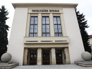 FOTO: Průčelí budovy Vrchlického divadla v Lounech. Foto Jan Vraný, Žatecký deník.