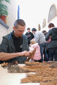 Řemesla dorazila do františkánského kláštera v Hostinném. Část výstavy byla i prodejní.