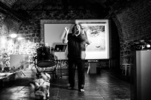 Med a prach - "outside the box 01"