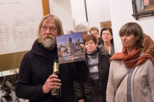Prof. Stanislav Bohadlo představuje publikaci Cesty loutek