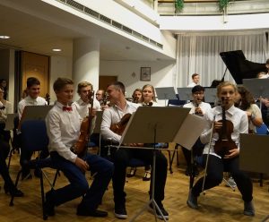 Milan Kostelenc jako první houslista v orchestru liberecké ZUŠ