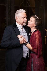 Miroslav Donutil a Lenka Vlasáková ve filmu Rašín