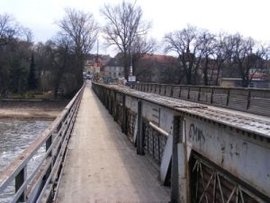Dnešní tristní podoba nýtové mostní konstrukce přes hlavní tok Labe.