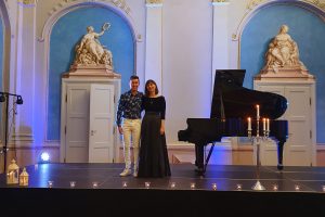 Oba vystupující klavíristé během koncertu v tepelském klášteře (15. srpna 2020)
