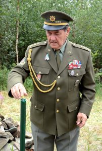 plk.v.v. Petr Majer, předseda ČsOL jednoty Frýdek-Místek ukládá prsť z Napajedel pod Mohylu české státnosti