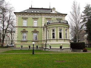 Pohled na vilu ze zahrady