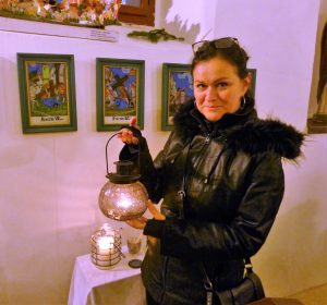 Předsedkyně Spolku přátel Ostašova Pavla Haidlová s betlémským světlem