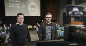 Producenti oceněného seriálu #martyisdead Milan Kuchynka a Vratislav Šlajer při sledování vyhlášování cen Emmy